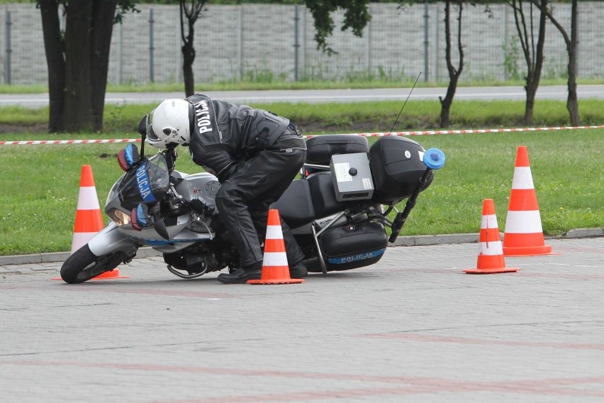 Policjanci wydziałów ruchu drogowego z komend miejskich i...