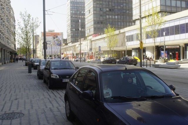 Poznańscy społecznicy chcą uporządkowania parkowania na niedawno wyremontowanym odcinku ul. Św. Marcin w Poznaniu. - Sam zwróciłem uwagę mężczyźnie, który zaparkował samochód przy przystanku wiedeńskim - przyznaje Mariusz Wiśniewski, wiceprezydent Poznania.

Przejdź do kolejnego zdjęcia --->