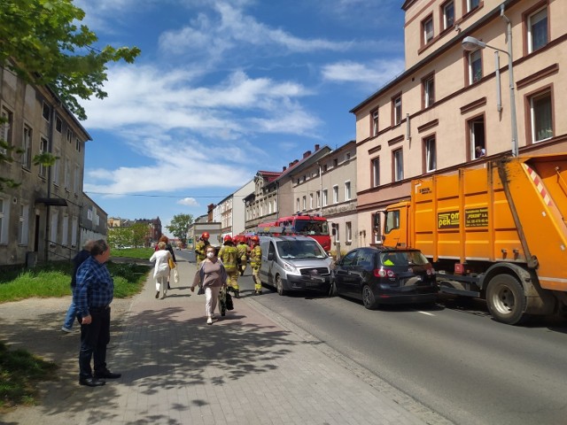 Kolizja w centrum Żar Zderzyły się ze sobą dwa auta. Ulica była zablokowana