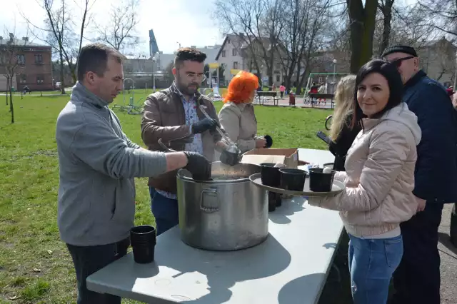 Dla samotnych i potrzebujących rodzina Dębców przygotowała ponad 300 porcji różnorodnych potraw wielkanocnych