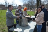 Śniadanie wielkanocne w Tomaszowie. Samotnych i potrzebujących ugościła rodzina Dębców, prowadząca Deko Smaku. ZDJĘCIA, VIDEO