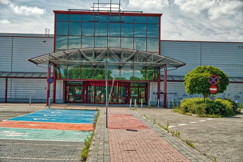Zamknięty Auchan w Dąbrowie Górniczej nie będzie już straszył. Powstanie tam nowy park handlowy. To już OFICJALNE!