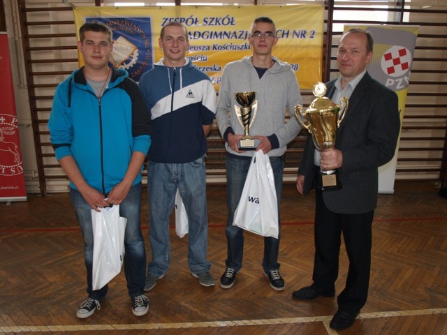 Zdjęcie przedstawia zwycięzców turnieju, Daniel Grochowski, Jakub Wróblewski i Konrad Wnuk  z opiekunem, p. Mirosławem Skórą