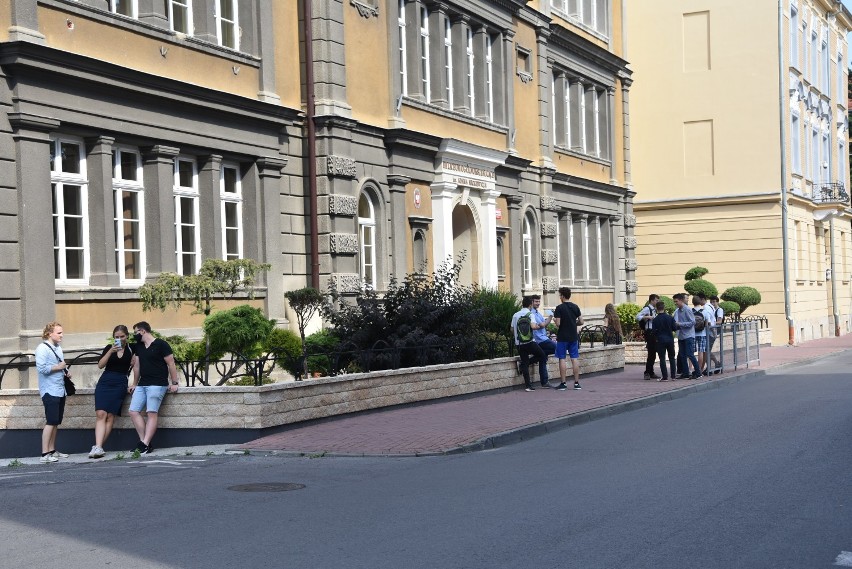 Tarnów. Maturzyści poznali wynik egzaminów i odbierają dziś świadectwa dojrzałości [ZDJĘCIA]