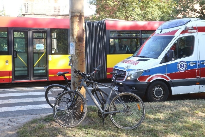 Wrocław. Groźny wypadek na ul. Reymonta. Autobus potrącił rowerzystów na przejściu dla pieszych