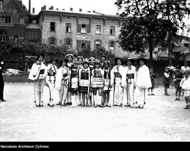 Pochód dzieci z okazji szkolnego Święta Wiosny zorganizowany przez VI Koło Towarzystwa Szkoły Ludowej w Krakowie w 1934 roku.