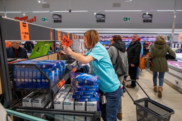 W ciągu ostatniego miesiąca w sklepach najpopularniejszych sieci sklepów wzrosły ceny. W Lidlu cena w styczniu za standardowy koszyk z 50 produktami takimi jak chleb, olej, jajka, ser, banany, czekolada wzrosła w stosunku do grudnia o ponad 40 zł. 

Zobacz, jak wzrosły ceny w dyskontach w ciągu miesiąca --->