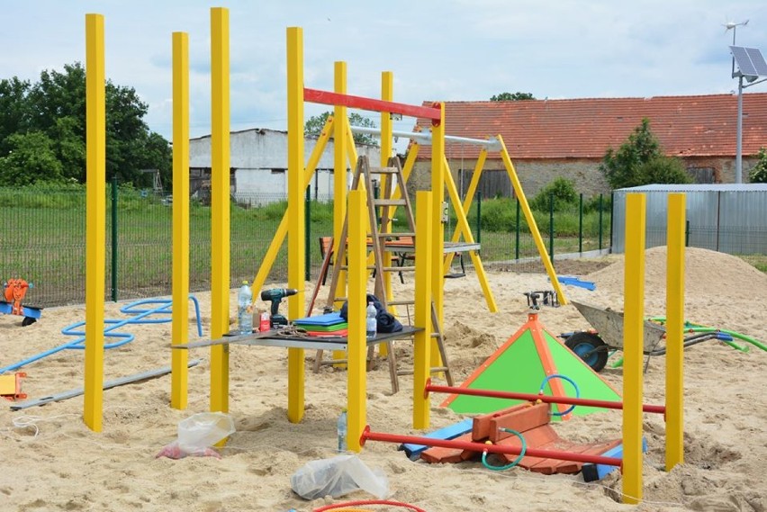 Kolejny plac zabaw w gminie Strzegom. Kolorowy i atrakcyjny (GALERIA)