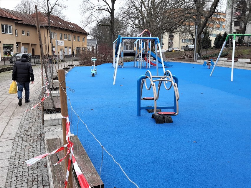 Plac zabaw w centrum Goleniowa odnowiony na niebiesko. Kiedy będzie można korzystać?