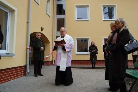 Za lokatorów nowego budynku modlił się ks. infułat Jan Oleksy. FOT. ŁUKASZ BARTOSIAK