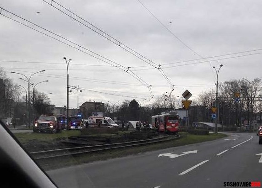 Sosnowiec: Zderzenie osobówki z tramwajem [ZDJĘCIA]