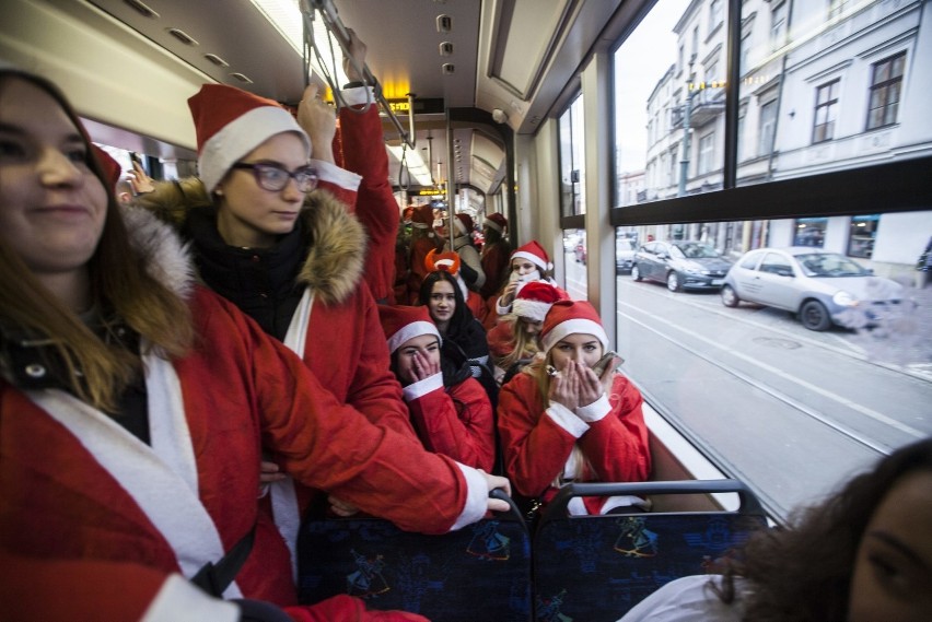 Świąteczny tramwaj MPK. 143 Mikołajów rozdawało prezenty [ZDJĘCIA]