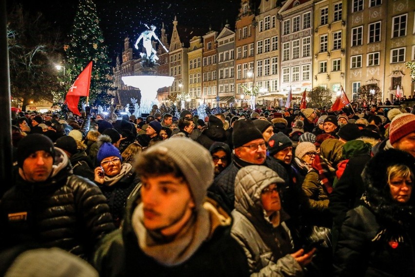 Nie żyje Paweł Adamowicz, prezydent Gdańska. Tłumy ludzi na wiecu przeciwko nienawiści i przemocy [ZDJĘCIA]
