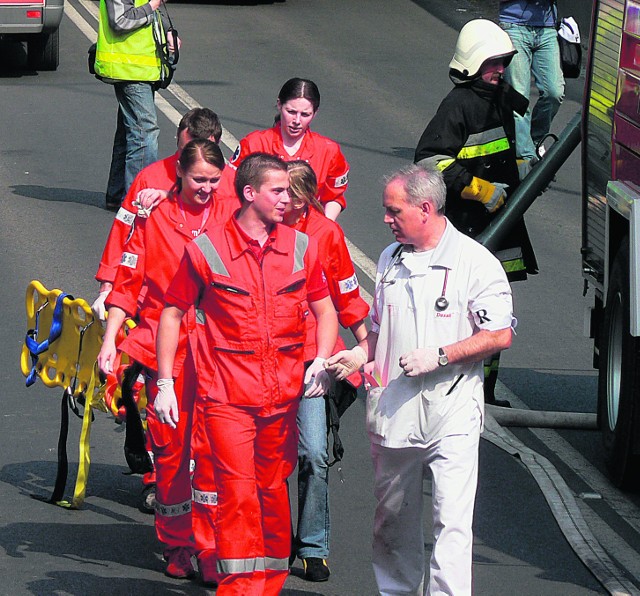 Ratownicy (czerwone stroje) podczas jednej z akcji.