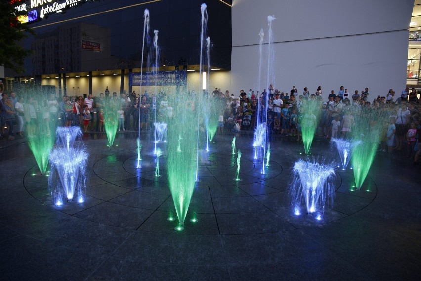16 milionów kolorów i muzyka filmowa, czyli multimedialne pokazy fontann przed Galerią Północną