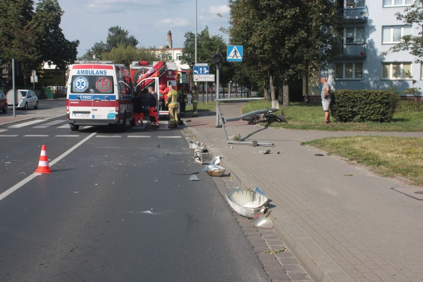 Poważny wypadek na ul. Piłsudskiego w Grudziądzu. Motocyklista uderzył w latarnię