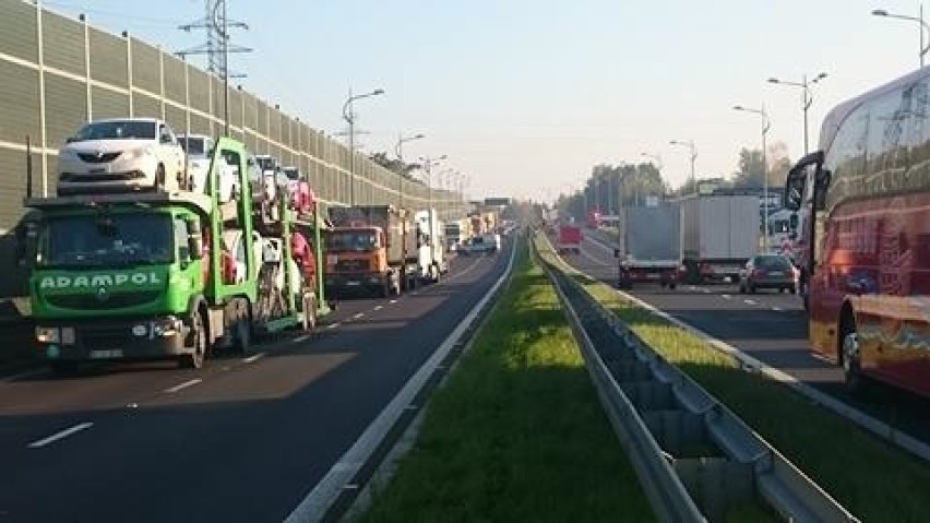 Wypadek ciężarówki na DK1. Na lawecie przewoziła samochod. A kierowca... [ZDJĘCIA]