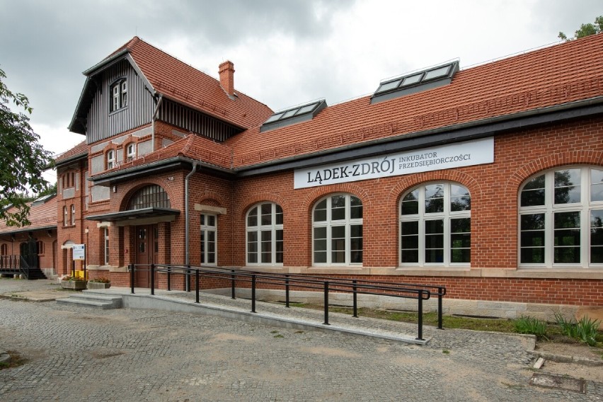 Dworzec PKP w Lądku-Zdroju - obecnie siedziba Lądeckiego...