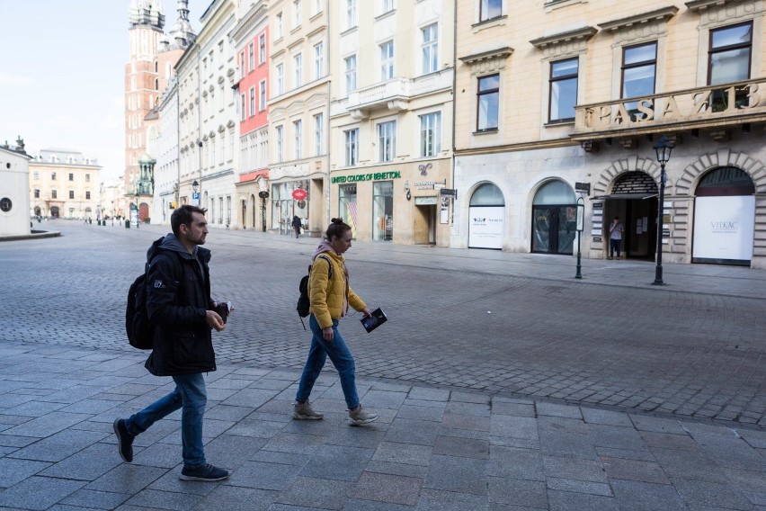 Koronawirus w Krakowie. Nie wszyscy wytrzymali, czyli... spacerowicze i rowerzyści na Rynku Głównym [ZDJĘCIA]