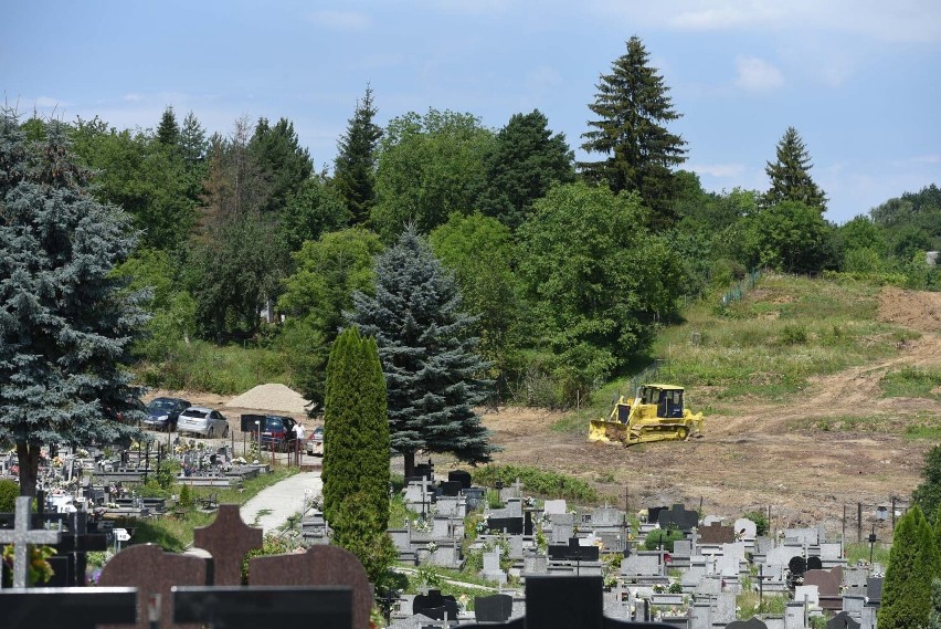 Trwa powiększanie Cmentarza Zasańskiego w Przemyślu [ZDJĘCIA]