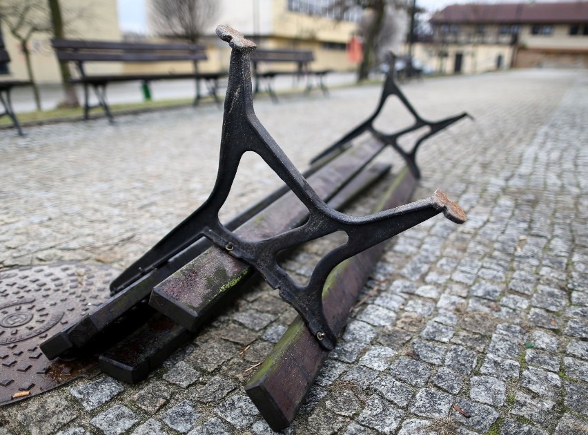 Wandale zniszczyli ławki w parku im. Jana Pawła II w...