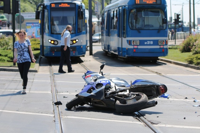 Kraków. Wypadek motocyklisty na rondzie Matecznego [ZDJĘCIA]