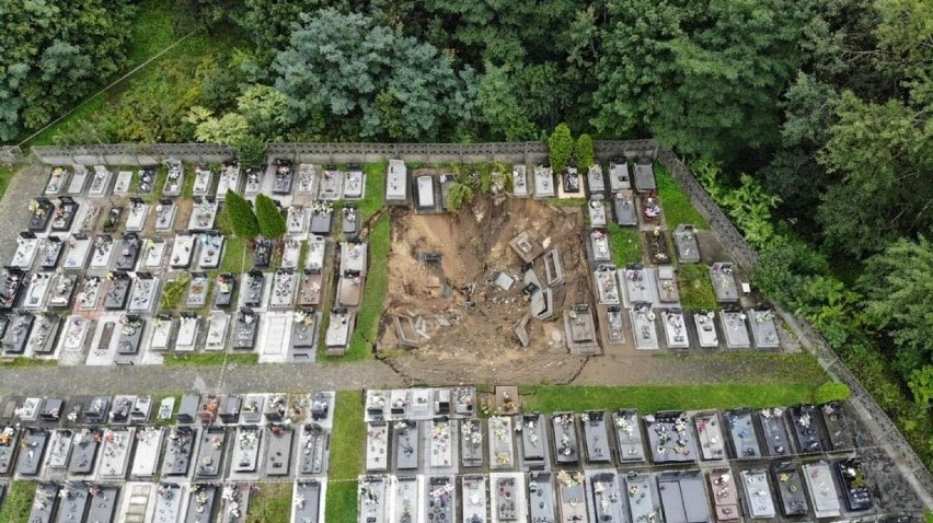 Zapadlisko na cmentarzu w Trzebini. Zdjęcie z drona