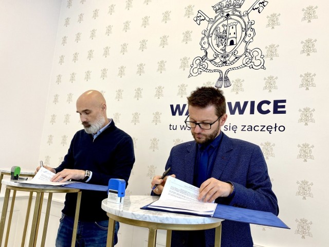 Wadowice. Burmistrz Bartosz Kaliński podpisuje umowę z wykonawcą drugiego etapu budowy drogi "za Maspexem"