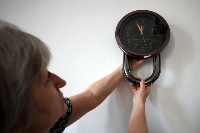 W tym roku w nocy z Wielkiej Soboty (30 marca) na Wielką Niedzielę (31 marca) przestawimy zegarki o jedną godzinę wprzód - koniec z czasem zimowym. Co ciekawe, z badań opinii społecznej wynika, że prawie 40% Polaków nie może się zmiany na czas letni doczekać.