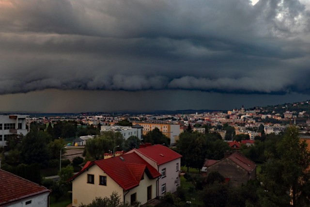 Piękne zdjęcia nieba przed burzą w Przemyślu wykonał przemyślanin Piotr Michalski. Zobaczcie koniecznie!

