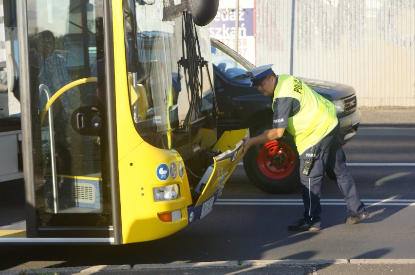 Wypadek w Kaliszu. Na Stawiszyńskiej seicento zderzyło się z autobusem i dachowało [FOTO]