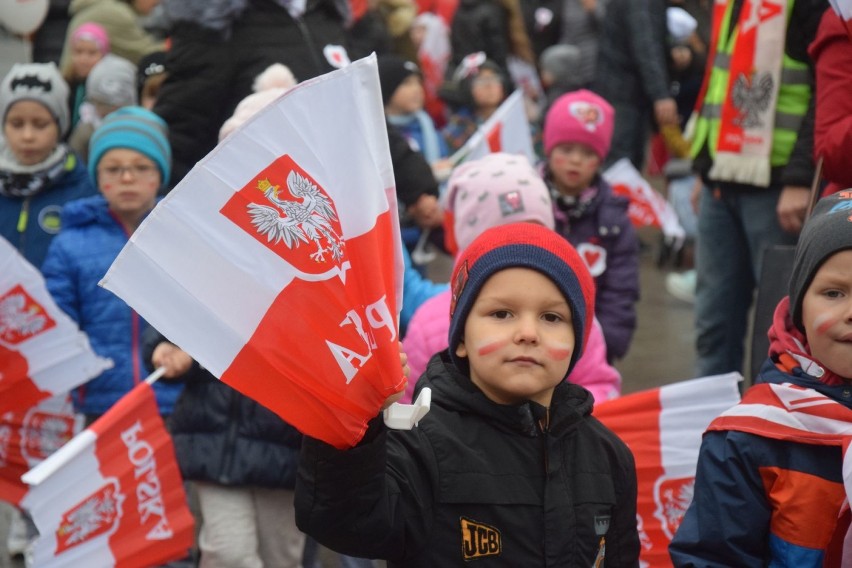 Wspólne bicie nietypowego rekordu w Pucku. Uczniowe ustawili 1029 pucharów w kształcie mapy Polski. Udało się? | ZDJĘCIA, WIDEO