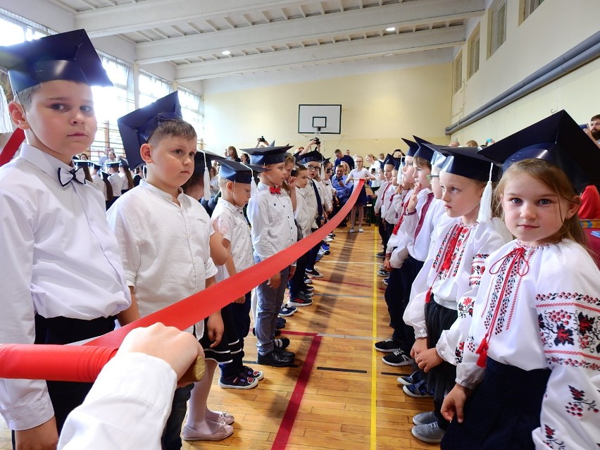 Pierwszaki ze Szkoły Podstawowej nr 4 w Bielsku Podlaskim są już pełnoprawnymi uczniami