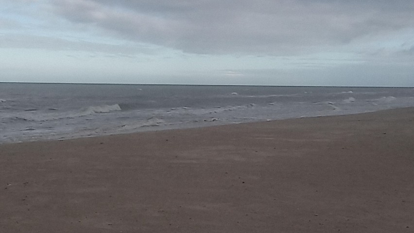 Po sztormach w Łebie morze naruszyło wał wydmowy. Ucierpiała też plaża. [ZDJĘCIA]