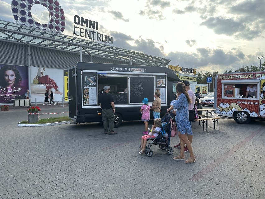 Zlot Food Trucków przed OMNI Centrum w Radomiu. Pierwszego dnia smakoszy nie brakowało. Zobacz zdjęcia