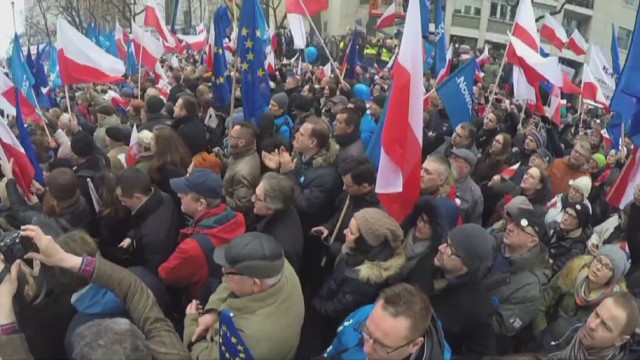 Manifestacja KOD, Warszawa. Marsz pod hasłem „Przywróćmy ład konstytucyjny” [ZDJĘCIA, WIDEO]