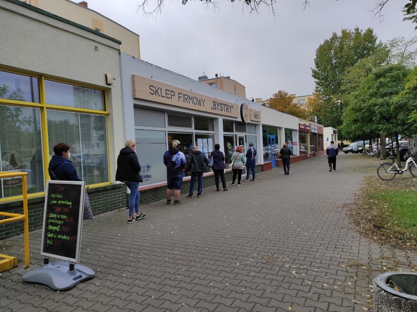 Pandemia koronawirusa. Efekty obostrzeń na ulicach Wągrowca. Przed sklepami pojawiły się długie kolejki!