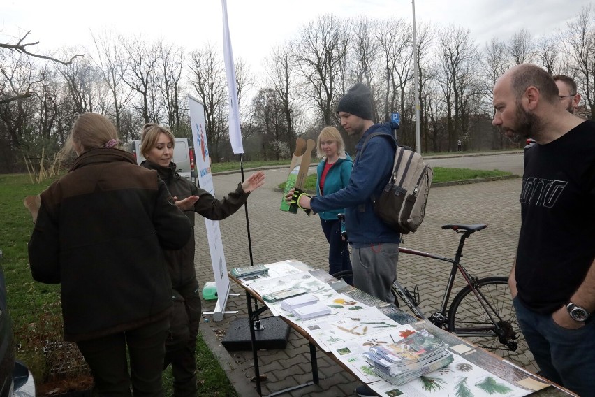 Akcja "Wymień elektroodpady na sadzonki drzew" w Legnicy, zobaczcie zdjęcia