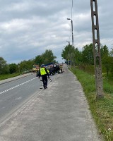 Poważny wypadek w Krakowie. Samochód dachował kilkadziesiąt metrów