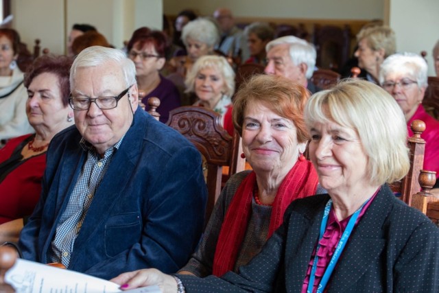 Spotkanie bydgoskich seniorów rozpoczęło się od wykładu dr Sławomira Wawrzyniaka pt. „Udar mózgu - problem, który będzie narastał”. Następnie uczestnicy spotkania mogli wysłuchać porad z zakresu zdrowia, m. in. dotyczących e-recept, czy szczególnych uprawnień osób z orzeczonym znacznym stopniem niepełnosprawności. 

Dr n. med. Marta Podhorecka wygłosiła wykład pt. „Nowoczesny senior - gadżety ze świata ułatwiające codzienne życie”, a dr Alina Jaroch mówiła o diecie seniora. 

Na zakończenie Forum Seniora odbył się koncert muzyki poważnej. 

Organizatorem Forum Seniora jest Bydgoska Rada Seniorów. Została powołana przez prezydenta Rafała Bruskiego i działa od 2011 roku. W jej skład wchodzą społecznicy i specjaliści.