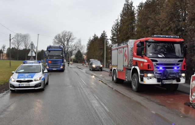 Potrącenie w Surochowie. Kobieta weszła wprost pod jadącą pod ciężarówkę