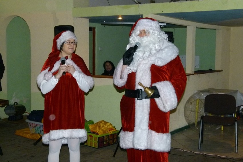 Zabawa choinkowa w wiejskiej świetlicy w Gołębiewie