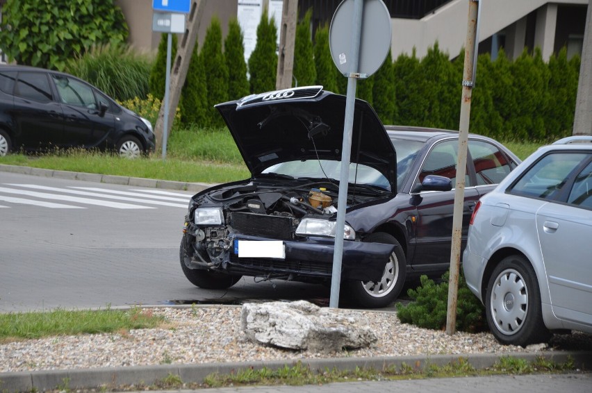 Zderzenie dwóch samochodów przy Era Park w Wieluniu