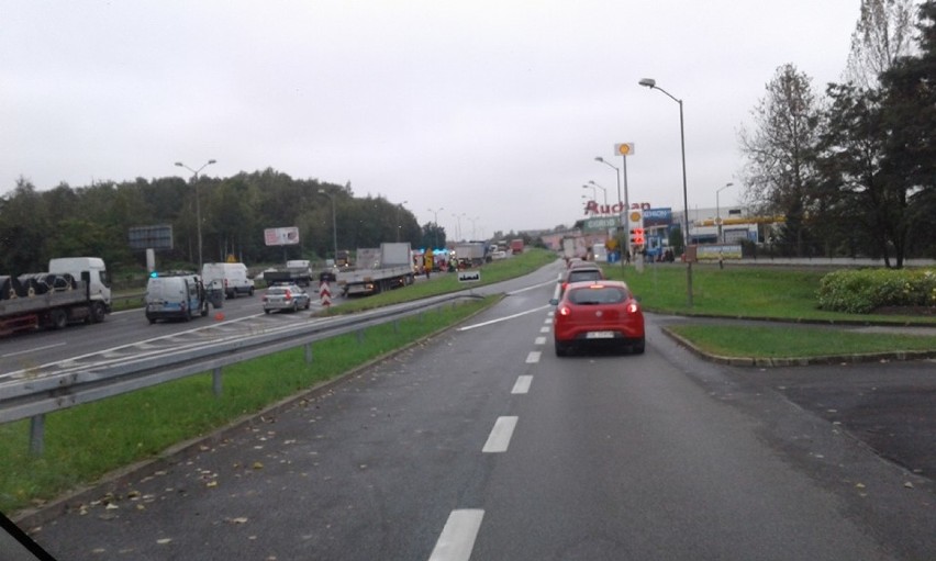 Katowice: Wypadek na DTŚ przy Auchan: Opel wjechał w ciężarówkę [ZDJĘCIA]