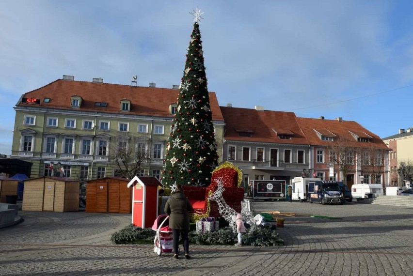 Choinka na Rynku jest już pięknie oświetlona!