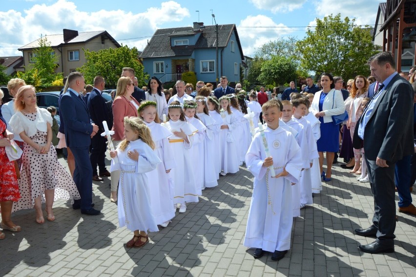 Lębork. W parafii Miłosierdzia Bożego dzieci przystąpiły dziś do I Komunii Świętej
