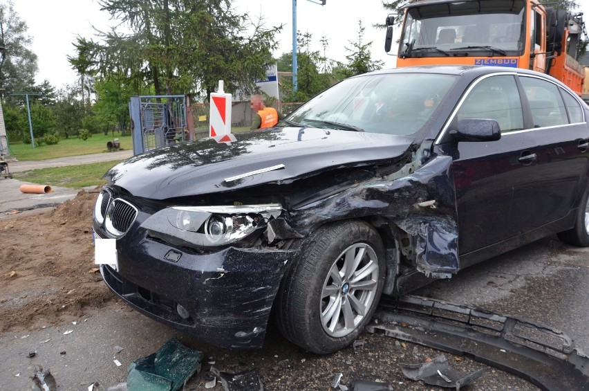 Bmw i audi zderzyły się w Brzozówce, gdzie trwają roboty drogowe