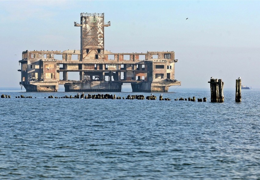 Ruiny torpedowni w Babich Dołach od lat rozpalają wyobraźnię eksploratorów, turystów i artystów. Będzie serial [ZDJĘCIA]