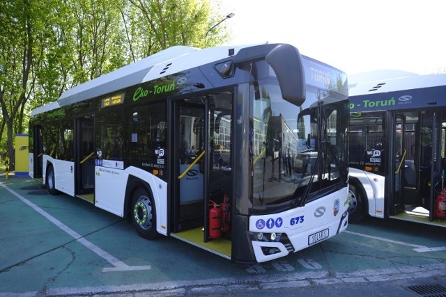 Nowe nabytki Miejskiego Zakładu Komunikacji w Toruniu zostały pokazane podczas prezentacji w zajezdni autobusowej przy ulicy Legionów