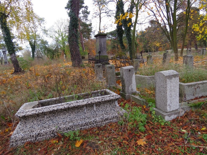 Cmentarz ewangelicki  w Ciechocinku przed zbliżającym się...